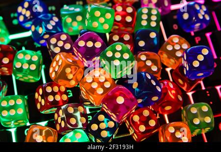 Makro gros plan de nombreux dés brillants colorés sur éclairé clavier de l'ordinateur Banque D'Images