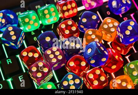 Makro gros plan de nombreux dés brillants colorés sur éclairé clavier de l'ordinateur Banque D'Images