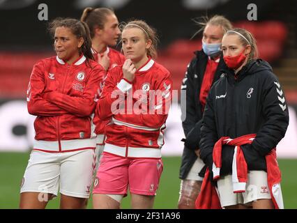 Abi Harrison (à gauche) et Sophie Baggaley (au centre) de Bristol City semblent être découragés après le match final de la FA Women's Continental Tires League Cup à Vicarage Road, Londres. Date de la photo: Dimanche 14 mars 2021. Banque D'Images