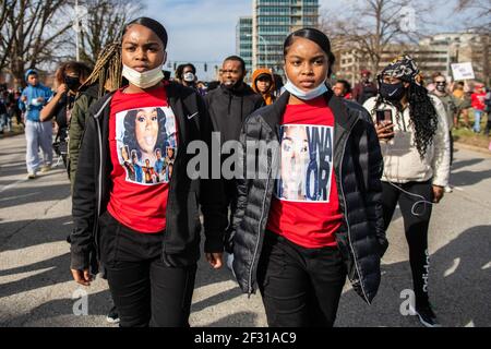 Louisville, États-Unis. 13 mars 2021. Les manifestants manifestent à l'occasion du premier anniversaire de la mort de Breonna Taylor le 13 mars 2021 à Louisville, Kentucky. Photo: Chris Tuite/ImageSPACE crédit: Imagespace/Alamy Live News Banque D'Images