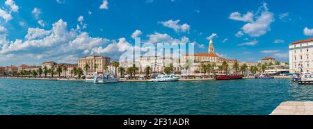 Split, Croatie, 23 juillet 2020: Paysage urbain de Split vu derrière des bateaux amarrés, Croatie Banque D'Images