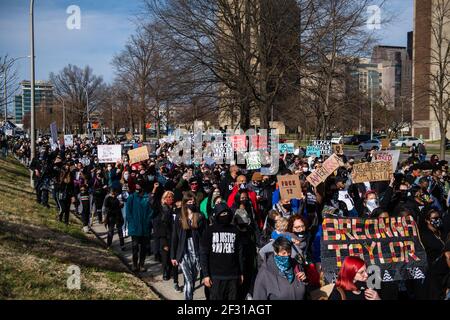 Louisville, États-Unis. 13 mars 2021. Les manifestants manifestent à l'occasion du premier anniversaire de la mort de Breonna Taylor le 13 mars 2021 à Louisville, Kentucky. Photo: Chris Tuite/ImageSPACE crédit: Imagespace/Alamy Live News Banque D'Images