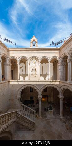 Dubrovnik, Croatie, 26 juillet 2020 : cour intérieure du palais du Recteur à Dubrovnik, Croatie Banque D'Images