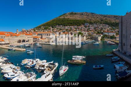 Dubrovnik, Croatie, 25 juillet 2020: Bateaux amarrés dans l'ancien port de Dubrovnik, Croatie Banque D'Images