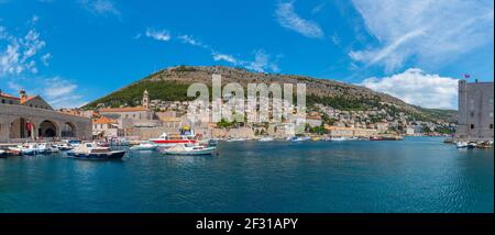 Dubrovnik, Croatie, 25 juillet 2020: Bateaux amarrés dans l'ancien port de Dubrovnik, Croatie Banque D'Images
