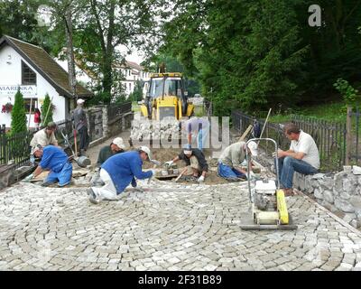 Paviours construit une voie à Święta Lipka en Pologne Banque D'Images