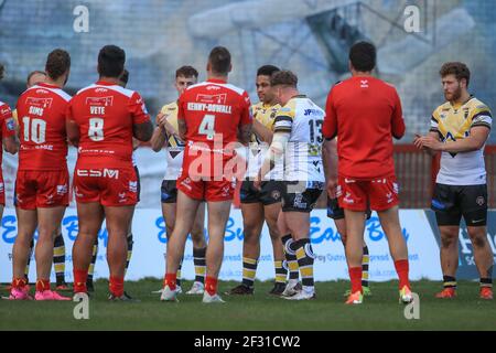 Kingston upon Hull, Royaume-Uni. 14 mars 2021. Les joueurs de Hull KR et de Calstlford font la queue pour une garde d'honneur pour Adam Milner (13) de Castleford Tigers, car Castleford gagne Hull KR 20-30 dans le témoignage de Milner à Kingston upon Hull, Royaume-Uni, le 3/14/2021. (Photo de Mark Cosgrove/News Images/Sipa USA) crédit: SIPA USA/Alay Live News Banque D'Images