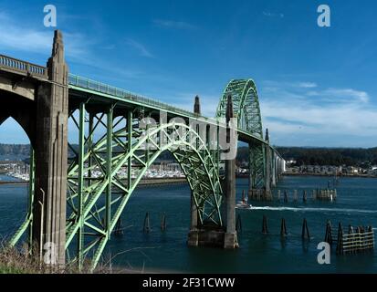 Il s'agit du pont de Yaquina Bay à Newport, Oregon, qui se trouve sur la côte de l'Oregon. La photo a été prise en mars. Une marina est à l'arrière-plan. Banque D'Images