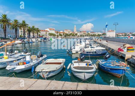 Split, Croatie, 24 juillet 2020: Paysage urbain de Split vu derrière des bateaux amarrés, Croatie Banque D'Images
