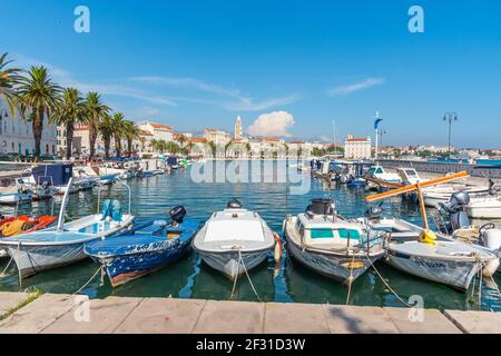 Split, Croatie, 24 juillet 2020: Paysage urbain de Split vu derrière des bateaux amarrés, Croatie Banque D'Images