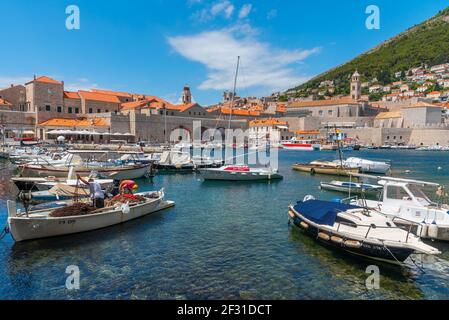 Dubrovnik, Croatie, 25 juillet 2020: Bateaux amarrés dans l'ancien port de Dubrovnik, Croatie Banque D'Images