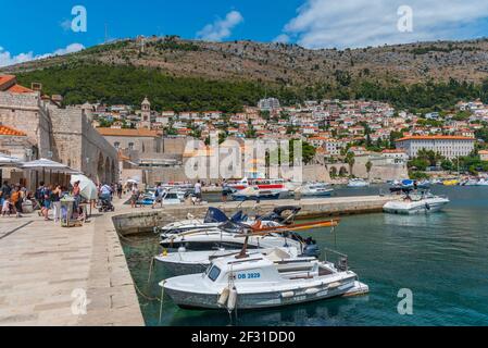 Dubrovnik, Croatie, 25 juillet 2020: Bateaux amarrés dans l'ancien port de Dubrovnik, Croatie Banque D'Images
