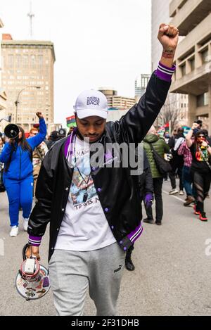 Les manifestants manifestent à l'occasion du premier anniversaire de la mort de Breonna Taylor le 13 mars 2021 à Louisville, Kentucky. Photo : Chris Tuite/ImageSPACE/MediaPunch Banque D'Images