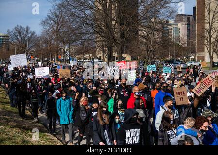 Les manifestants manifestent à l'occasion du premier anniversaire de la mort de Breonna Taylor le 13 mars 2021 à Louisville, Kentucky. Photo : Chris Tuite/ImageSPACE/MediaPunch Banque D'Images