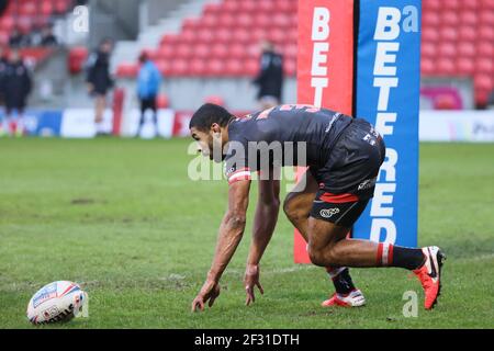 MANCHESTER, ROYAUME-UNI. MARS 14. Kallum Watkins de Salford Red Devils marque la première tentative de son équipe lors du match d'avant-saison entre Salford Red Devils et Wigan Warriors au stade AJ Bell, Eccles, le dimanche 14 mars 2021. (Credit: Pat Scaasi | MI News) Credit: MI News & Sport /Alay Live News Banque D'Images