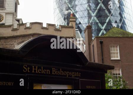 L'église Bishopsgate de Sainte-Hélène est en détail contre le 30 St. Mary Ax ou le Gherkin dans la ville de Londres, Royaume-Uni à partir de 2020. Ancien et nouveau concept de juxtaposition. Banque D'Images