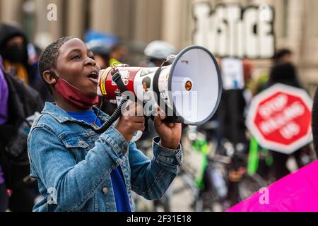 Les manifestants manifestent à l'occasion du premier anniversaire de la mort de Breonna Taylor le 13 mars 2021 à Louisville, Kentucky. Photo : Chris Tuite/ImageSPACE/MediaPunch Banque D'Images