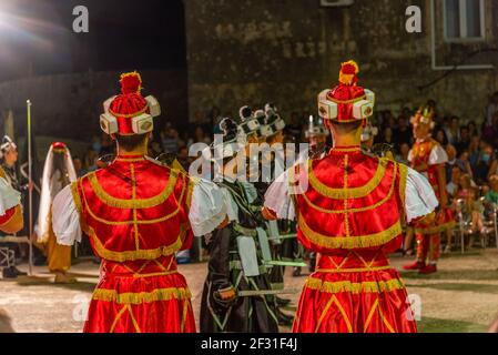 Korcula, Croatie, 27 juillet 2020 : représentation de la danse traditionnelle de Moreska dans la vieille ville de Korcula, Croatie Banque D'Images