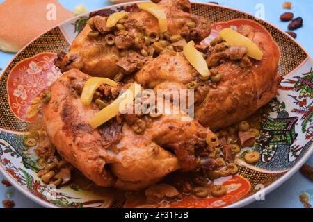 Repas de poulet farci marocain traditionnel avec frites, olives, citron conservé, Banque D'Images