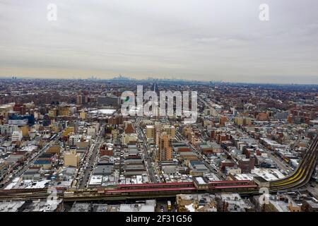 Vue aérienne d'une plage enneigée de Brighton Beach pendant l'hiver à Brooklyn, New York Banque D'Images