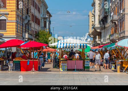 Rijeka, Croatie, 30 juillet 2020 : les gens se baladent dans une rue qui passe devant le parc des théâtres de Rijeka, Croatie Banque D'Images