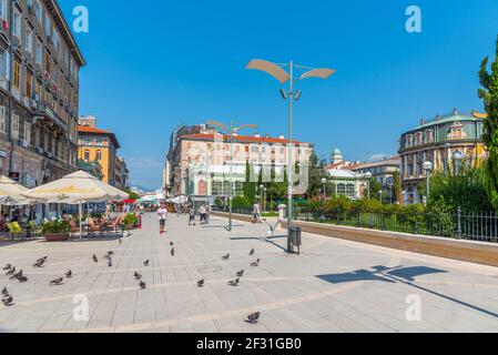 Rijeka, Croatie, 30 juillet 2020 : les gens se baladent dans une rue qui passe devant le parc des théâtres de Rijeka, Croatie Banque D'Images