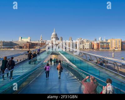 Cathédrale Saint-Paul vue sur le London Millennium Bridge 'The Wobbly Bridge' Staycation London River Thames panorama vista Cityscape Londres UK Banque D'Images