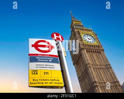 Arrêt de bus à côté de la tour de l'horloge de Big Ben et des maisons Du Parlement Westminster Station de métro en direction de Waterloo sur la 211/148 bus Londres Royaume-Uni Banque D'Images