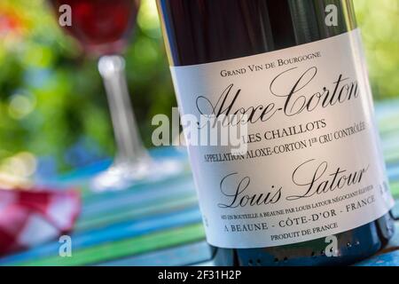 Bourgogne Rouge aloxe-corton dégustation vin Bouteille ALFRESCO Louis Latour "les chaillots" premier cru rouge fine wine pinot noir dégustation en plein air dans le jardin Banque D'Images