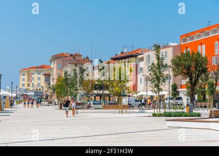 Porec, Croatie, le 31 juillet 2020 : les gens se promenent sur le front de mer de Porec en Croatie Banque D'Images