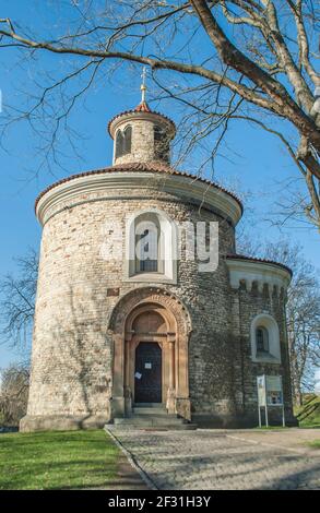 Prague, République tchèque, 22 mars 2019: Prague, République tchèque, Vysehrad, Rotunda de Saint-Martin dans les rayons du soleil couchant avec la couleur bleue de Banque D'Images