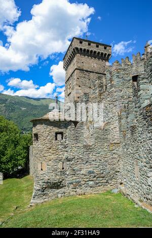 Une des tours du château de Fenis, Valle d'Aoste, Italie. Il a été construit autour de 1300 et a un double ensemble de murs défensifs Banque D'Images