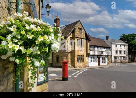 Centre-ville historique de Sherborne High Street avec paniers suspendus de Pétunias fleurs et boîte postale rouge typique Dorset Angleterre Royaume-Uni Banque D'Images