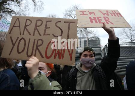 Londres, Angleterre, Royaume-Uni. 14 mars 2021. Les manifestants rassemblés devant le New Scotland Yard ont marché jusqu'à la place du Parlement pour récupérer ces rues de rassemblement pour Sarah Everard qui a été enlevée et assassinée la semaine dernière au Royaume-Uni. Un policier a été inculpé hier devant un tribunal de Londres. Credit: Tayfun Salci/ZUMA Wire/Alay Live News Banque D'Images