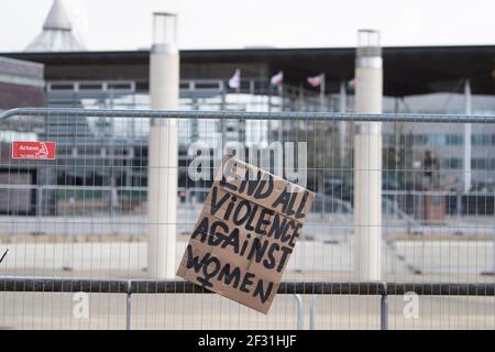 CARDIFF, PAYS DE GALLES - MARS 14: Un panneau sur une clôture près du Senedd dans la baie de Cardiff après une vigile pour Sarah Everard et Wenjing Lin dans la baie de Cardiff sur Marc Banque D'Images