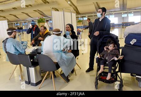 Chef d'équipe en service, Israël. 14 mars 2021. Une femme reçoit un test COVID-19 mandaté par le gouvernement israélien après avoir pris un vol à l'aéroport international Ben Gurion de Lod, près de tel Aviv, Israël, le dimanche 14 mars, 2021. Tous les passagers entrants sont soumis à un test de dépistage du coronavirus dans un complexe spécial de l'aéroport. Photo par Debbie Hill/UPI crédit: UPI/Alay Live News Banque D'Images