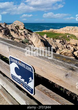 Panneau de zone de danger de tremblement de terre après le tsunami sur la côte à 17 km de route Pacific Grove avec tee de golf Monterey California USA Banque D'Images