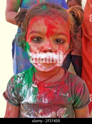 Beawar, Rajasthan, Inde, 24 mars 2016: Portrait d'une fille indienne étalée en poudre de couleur célébrer Holi, le festival de printemps hindou des couleurs, i Banque D'Images