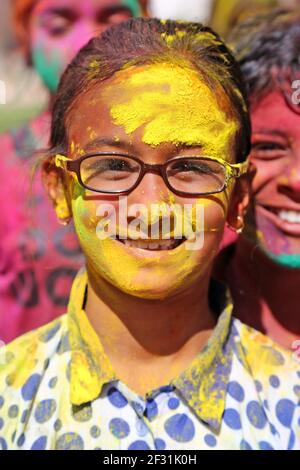 Beawar, Rajasthan, Inde, 24 mars 2016: Portrait d'une fille indienne tachée de poudre de couleur célébrer Holi, le festival de couleurs du printemps hindou, à Beaw Banque D'Images