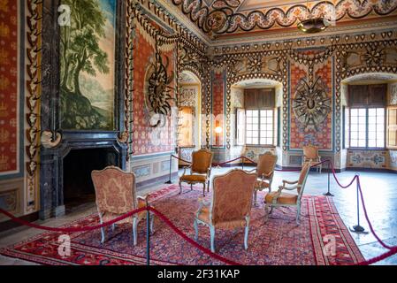 Chambre décorée de trophées de chasse, de cornes d'ibex et de chamois à l'intérieur du château de Sarre, autrefois utilisé par la famille Savoia comme domaine de chasse privé Banque D'Images