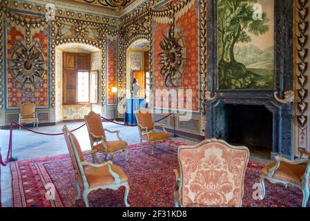 Chambre décorée de trophées de chasse, de cornes d'ibex et de chamois à l'intérieur du château de Sarre, autrefois utilisé par la famille Savoia comme domaine de chasse privé Banque D'Images