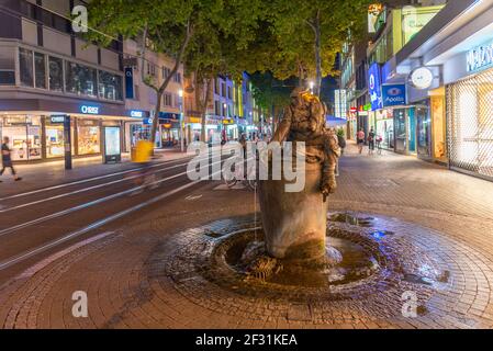 Karlsruhe, Allemagne, 15 septembre 2020 : vue nocturne d'une rue dans le centre de Karlsruhe, Allemagne Banque D'Images