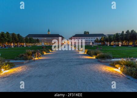 Karlsruhe, Allemagne, 15 septembre 2020 : vue au coucher du soleil sur un jardin en face du palais de Karlsruhe en Allemagne Banque D'Images