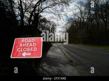 Panneau sur l'avenue Colyers, Corby, Angleterre, indiquant que la route en face, Alberta Close, est fermée en raison de travaux routiers. Banque D'Images