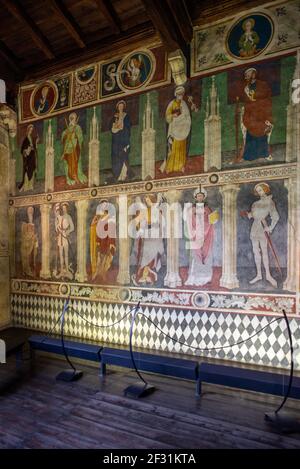 Peintures anciennes en plein air dans l'une des chambres du château de Fenis, Valle d'Aoste, Italie. Ces peintures se trouvent dans la salle de la chapelle, au premier étage Banque D'Images