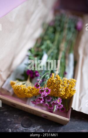 Livraison de fleurs en boîte aux lettres de Bloom and Wild - Royaume-Uni Banque D'Images