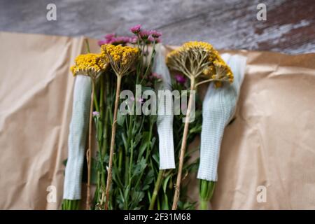 Livraison de fleurs en boîte aux lettres de Bloom and Wild - Royaume-Uni Banque D'Images