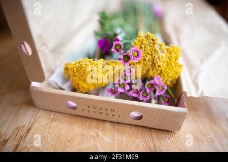 Livraison de fleurs en boîte aux lettres de Bloom and Wild - Royaume-Uni Banque D'Images