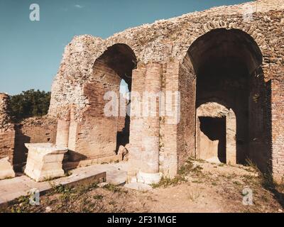 Colonnes, arches et murs extérieurs de l'Odeum romain de Nicopolis ancien monument culturel en Grèce Banque D'Images