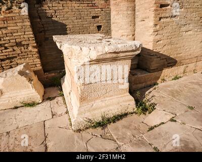 Colonnes capitale de l'Odeum romain de Nicopolis gros plan avec de vieux écrits, site culturel antique en Grèce Banque D'Images